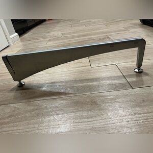 Elfa closet shelving leg 21” Quantity 6